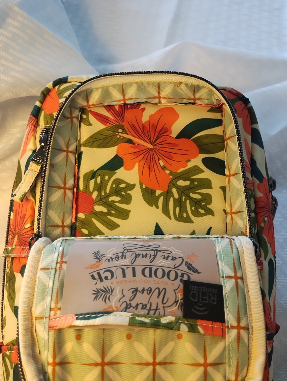 NWOT LUG TAILBACK SLING BAG Lush Luau - Picture 6 of 10